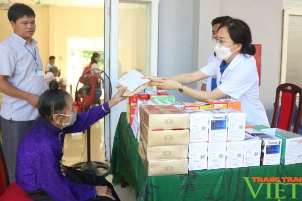 Sơn La: Gần 500 người nghèo, gia đình chính sách được khám sức khỏe, cấp thuốc miễn phí-2