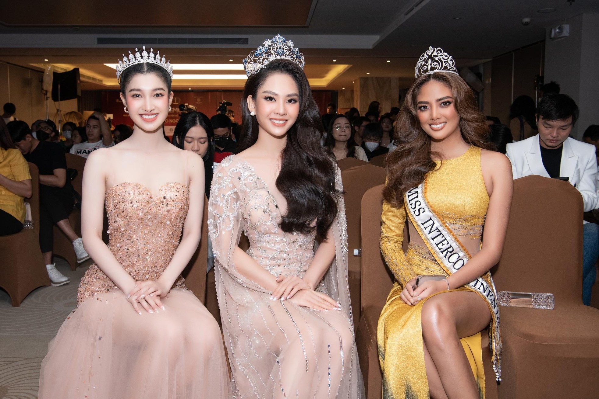 Á hậu Bảo Ngọc nổi bật với chiều cao "khủng" khi nhận sash từ đương kim Hoa hậu Liên lục địa 2021-8