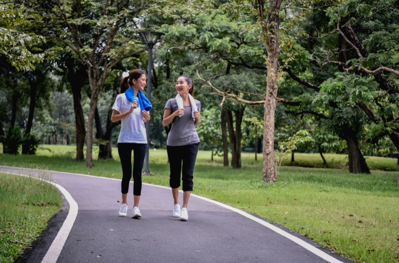 Thói quen lành mạnh được bác sĩ tích cực khuyến nghị, chỉ 2 phút đi bộ sau khi ăn có thể giúp hạ đường huyết hiệu quả-2
