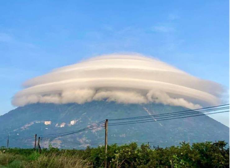 Sau núi Bà Đen, đám mây lạ xuất hiện trên 2 núi khác-3