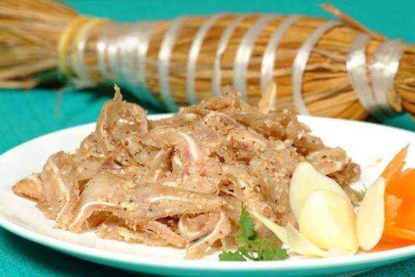 Món ăn miền Trung có tên gọi lạ, gói trong rơm khô “hút” khách sành ăn-3