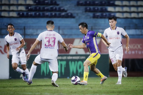 Thầy Park đàm phán hợp đồng mới; HLV Pau FC nói thẳng về Quang Hải-3