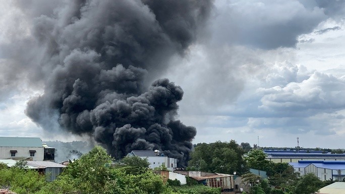 CLIP: Khói lửa ngùn ngụt kèm tiếng nổ lớn trong xưởng ở Đồng Nai-4