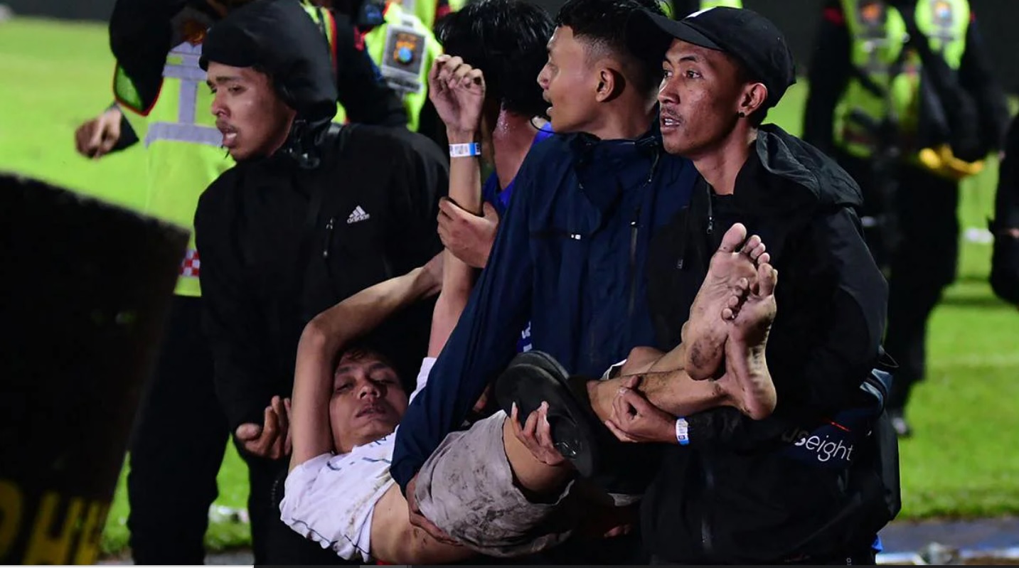 [Ảnh] Thảm cảnh giẫm đạp khiến hơn 170 người tử vong ở sân vận động Indonesia-5