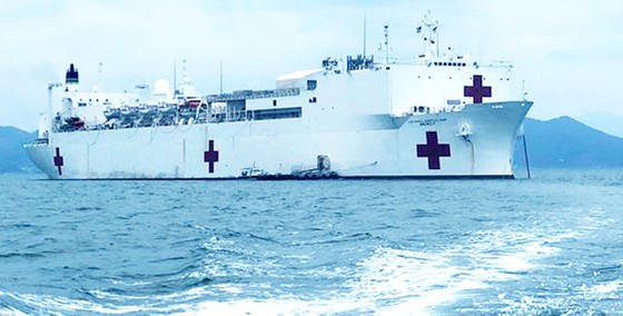 Tàu bệnh viện Hải quân Mỹ cập cảng Vũng Rô (Phú Yên)-1