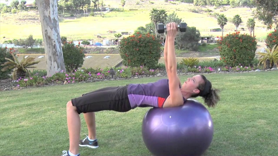 2 bài tập cải thiện vóc dáng toàn thân hiệu quả với bóng Yoga-2