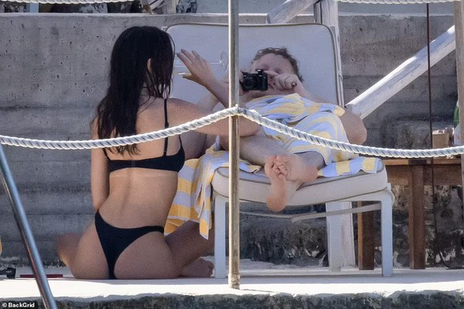 Mẫu nội y Emily Ratajkowski nóng bỏng với bikini trong kỳ nghỉ với chồng-4
