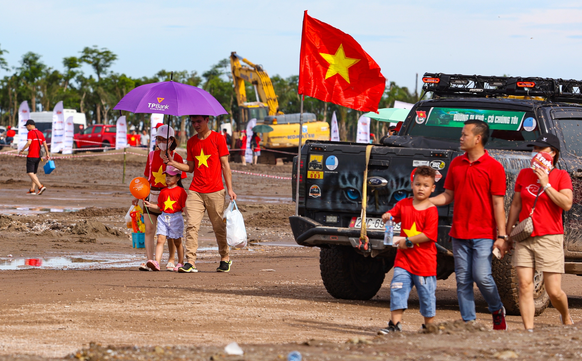 Ảnh: Cận cảnh 1.700 xe ô tô xếp hình bản đồ Việt Nam, hứa hẹn lập kỷ lục thế giới-7
