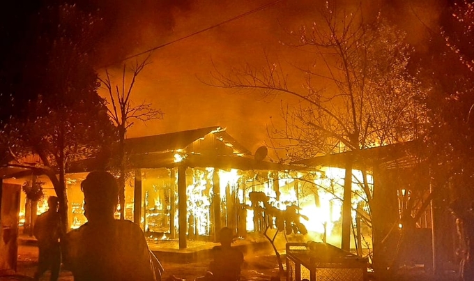 Nhiều nhà dân bị lửa thiêu rụi trong đêm-1