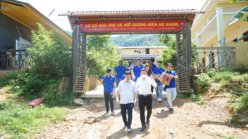 Hệ thống nhà thuốc Big Family và hành trình về Hà Giang thực hiện chuyến thiện nguyện hè “Nụ cười của bé – Niềm vui của cộng đồng”-2