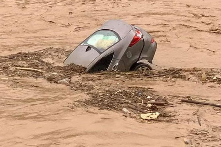 Xót xa loạt ôtô, xe máy ngập bùn bị lũ cuốn trôi ở Nghệ An-6