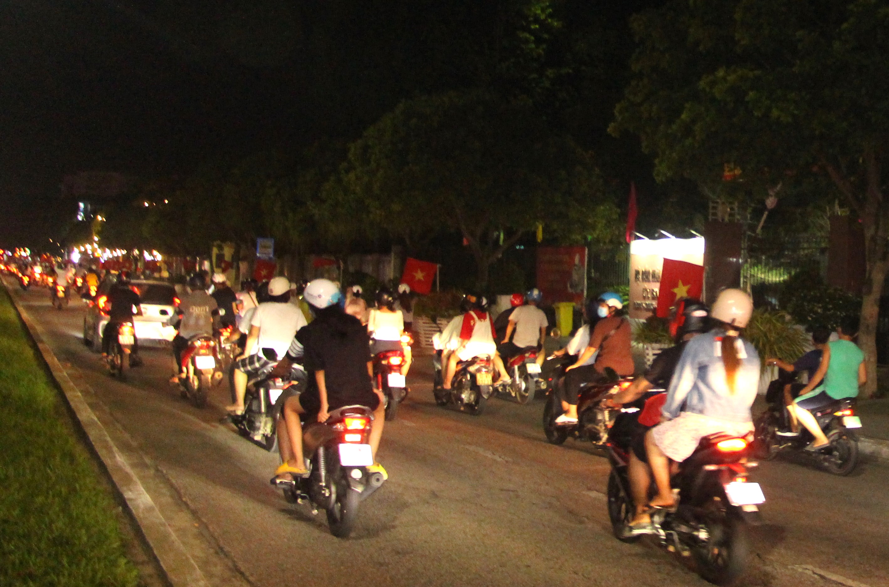 Quảng Nam: Đông nghịt người dân ở TP Tam Kỳ đổ ra đường xem múa lân-9