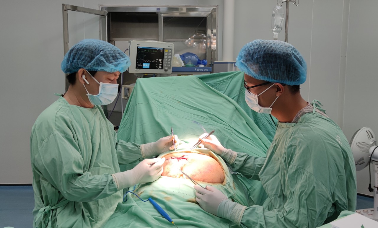 Bệnh nhân U70 được phẫu thuật chuyển vạt che phủ khuyết hổng phần mềm vùng cùng cụt-1