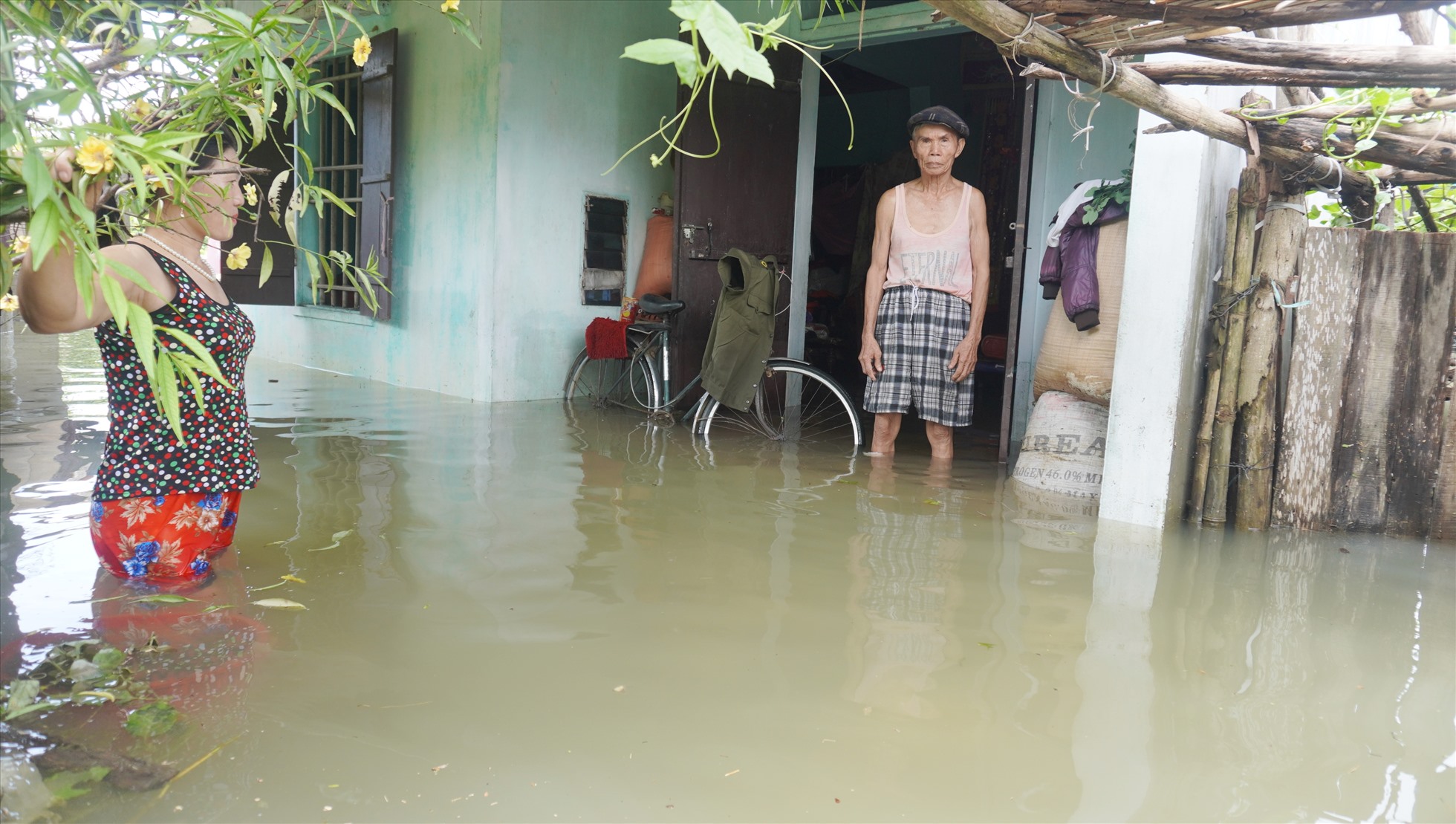 Nghệ An: Người dân trèo xe tải băng qua dòng nước lũ để về nhà-4