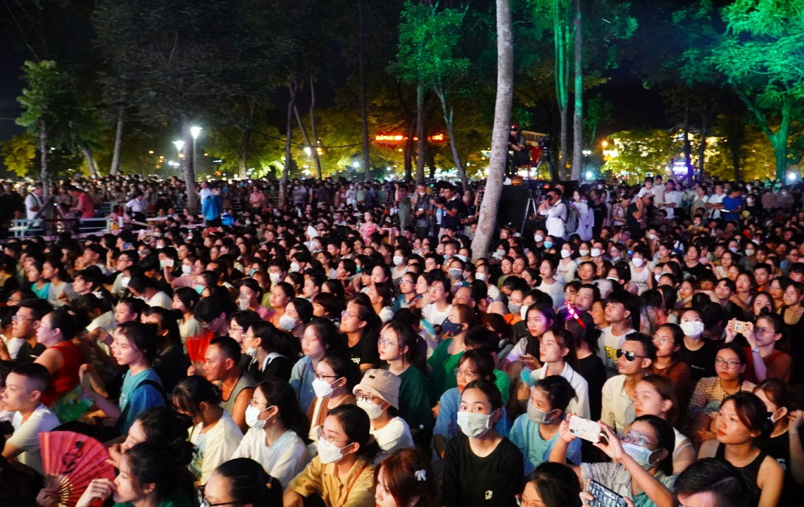 Nghìn người chen chân dự đêm bế mạc Festival Huế-10