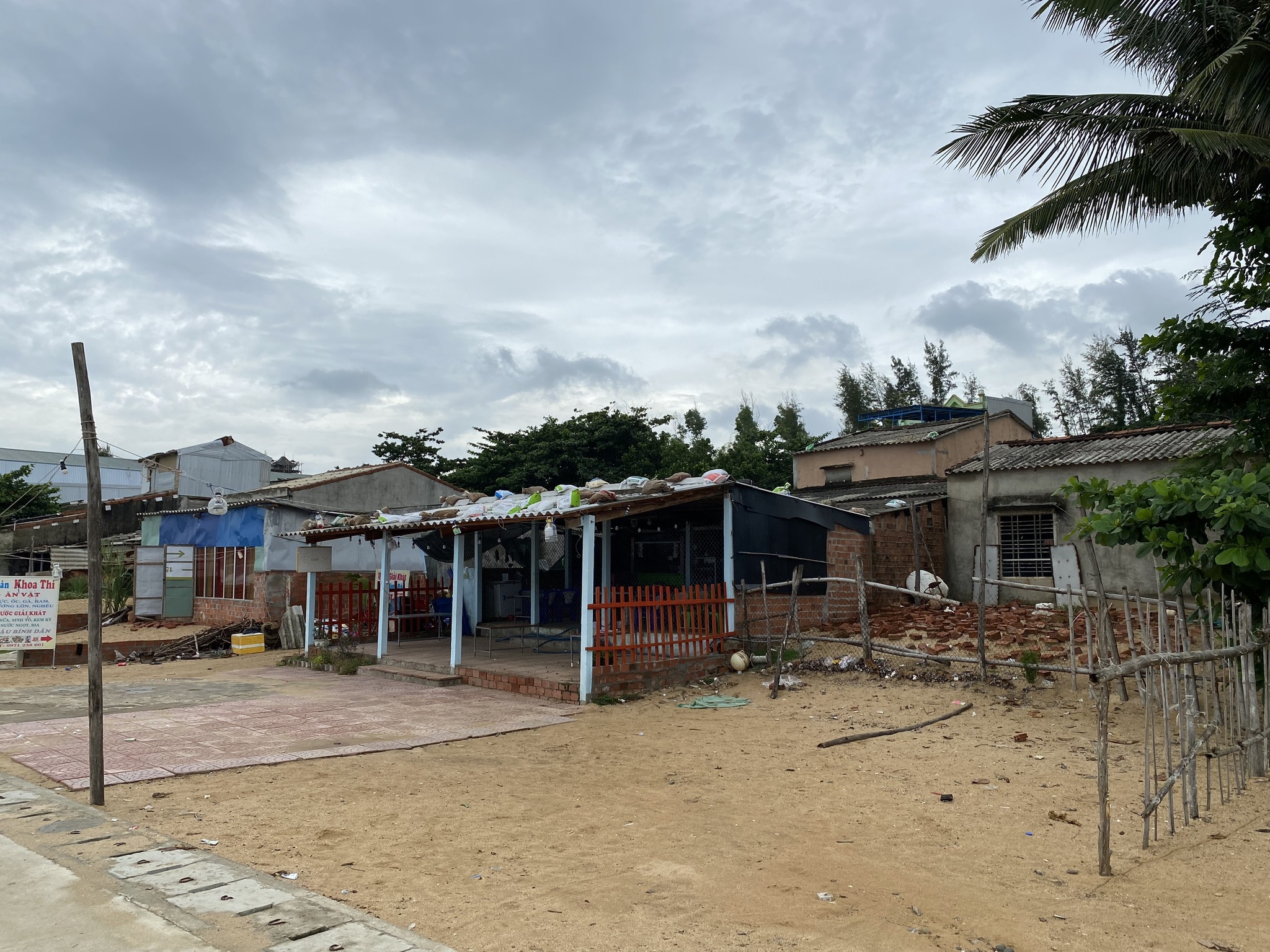 Quảng Ngãi: Dân biển bỏ ăn, bỏ ngủ chằng chống nhà cửa ứng phó bão Noru-5