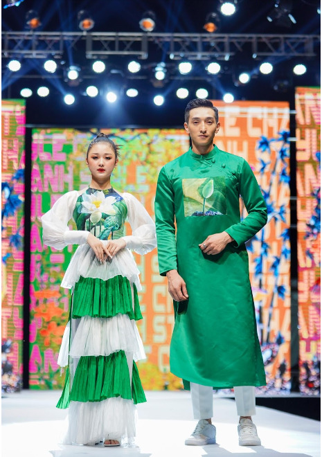 Mẫu nhí Lê Trần Kim Chi tự tin sải bước cùng siêu mẫu Long Lê làm vedette tại Lễ hội Áo dài-1