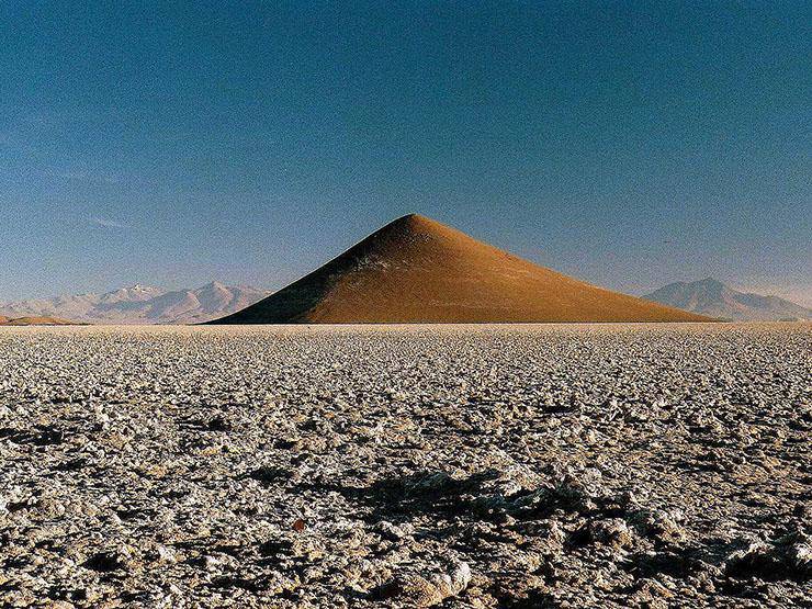 Kim tự tháp bí ẩn giữa cánh đồng muối, có hình nón hoàn hảo nhất TG-11