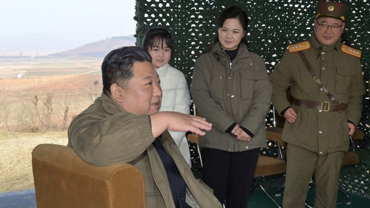 Ông Kim Jong-un đưa vợ con đi xem phóng tên lửa đạn đạo xuyên lục địa-6