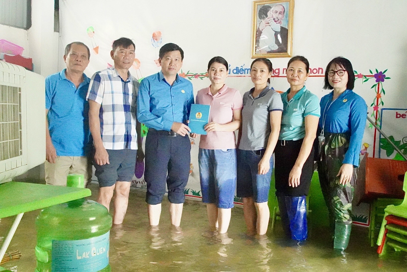 LĐLĐ tỉnh Nghệ An: Trao hỗ trợ các hoàn cảnh khó khăn do mưa lũ-1
