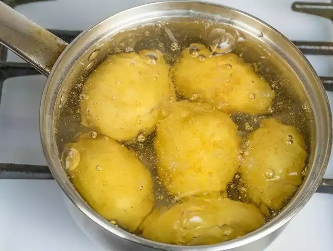 Cho thêm chút giấm khi luộc khoai tây, bạn sẽ thấy điều kì diệu!-2