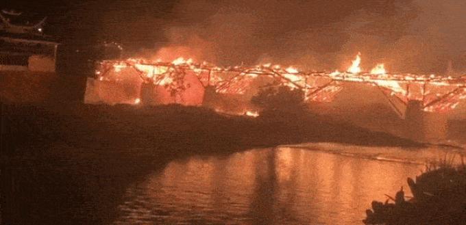 Cầu gỗ gần nghìn năm tuổi ở Trung Quốc cháy dữ dội trong đêm-2