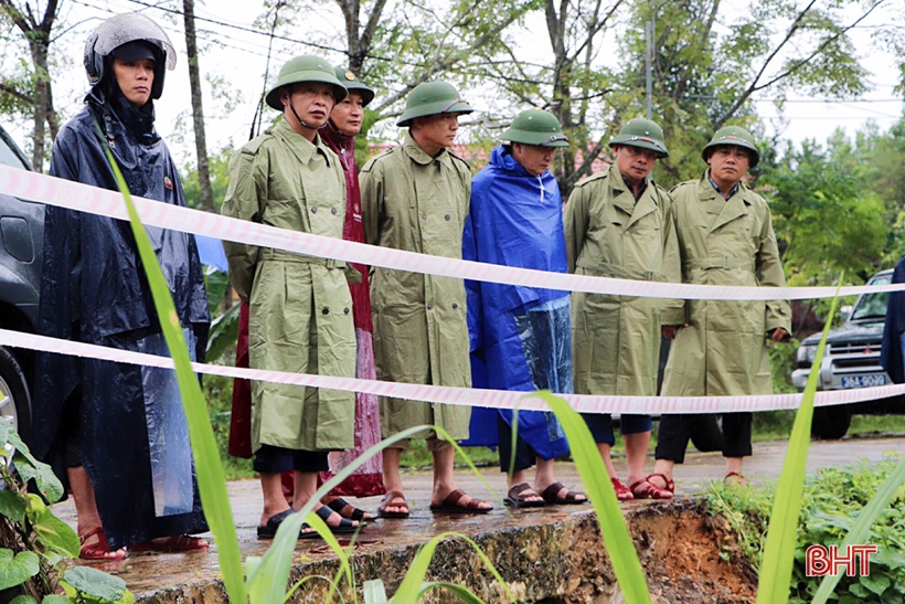 Vũ Quang: Nhiều tuyến đường bị sạt lở, vùng hạ du vẫn ngập sâu-5