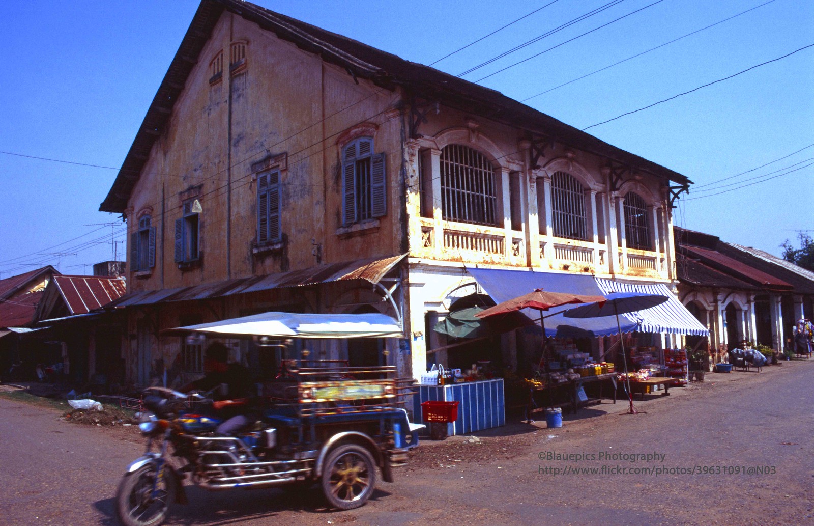 Khám phá vẻ đẹp thô mộc của đất nước Lào cuối thập niên 1990 (2)-1