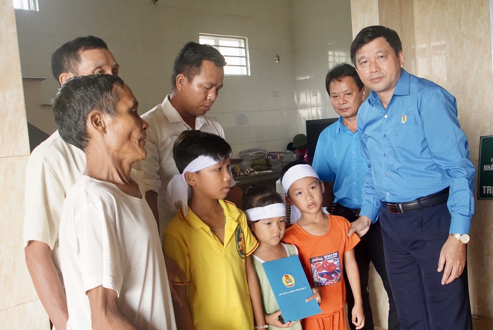 LĐLĐ tỉnh Nghệ An: Trao hỗ trợ các hoàn cảnh khó khăn do mưa lũ-3