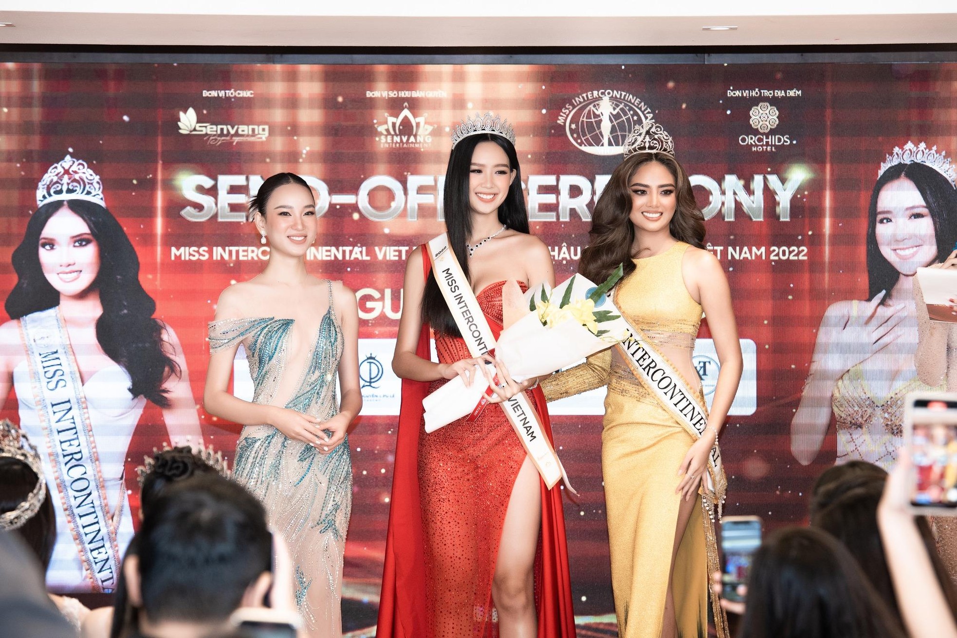 Á hậu Bảo Ngọc nổi bật với chiều cao "khủng" khi nhận sash từ đương kim Hoa hậu Liên lục địa 2021-13