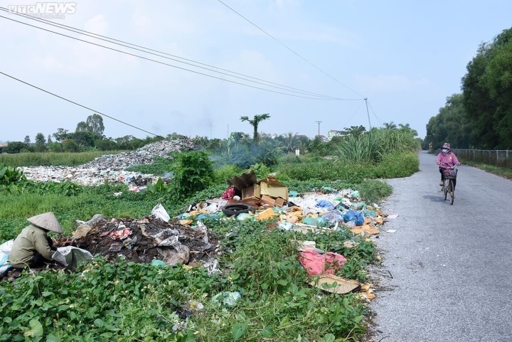 Bãi rác gần sông Đa Độ bốc mùi hôi thối, trở thành nỗi ám ảnh của dân Hải Phòng-1