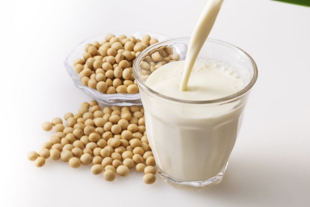 Sữa đậu nành ngon - bổ - rẻ nhưng uống sai dễ rước bệnh vào người: 5 nhóm người nên tránh xa-4