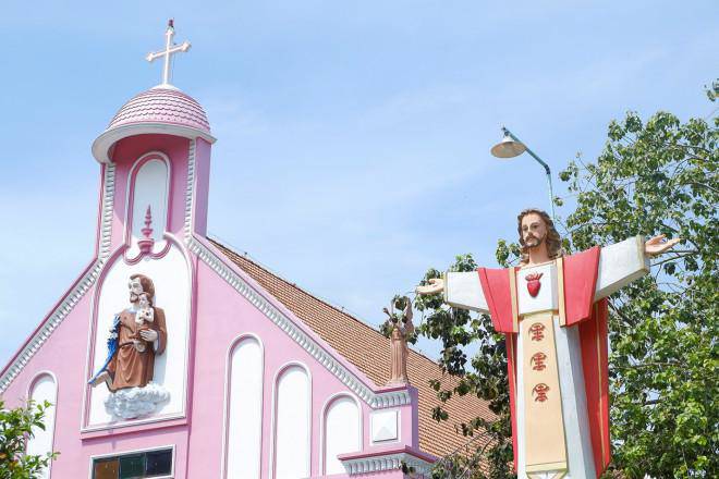 Ngôi nhà thờ màu hồng mơ màng ở Vĩnh Long-6