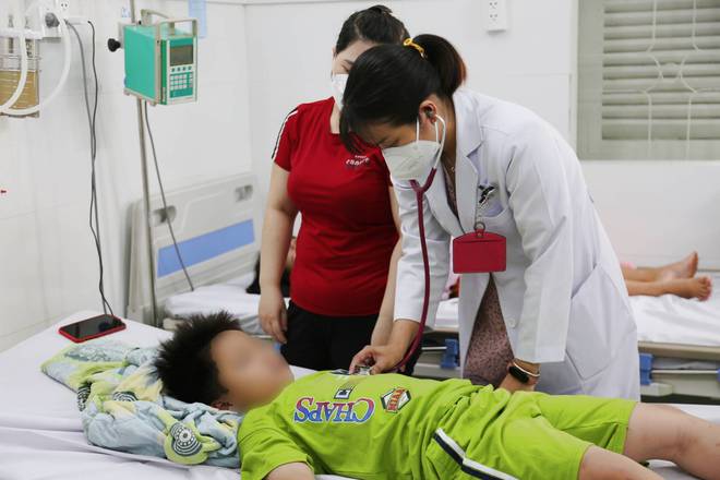 TP.HCM: Số lượng trẻ mắc sốt xuất huyết tăng cao dẫn đến quá tải và thiếu thuốc, nhiều cha mẹ lo lắng khi con diễn tiến nặng-19