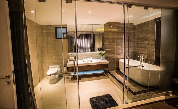 Vì sao phòng tắm khách sạn thường lắp kính trong suốt: 90% người không biết lý do thật sự-1