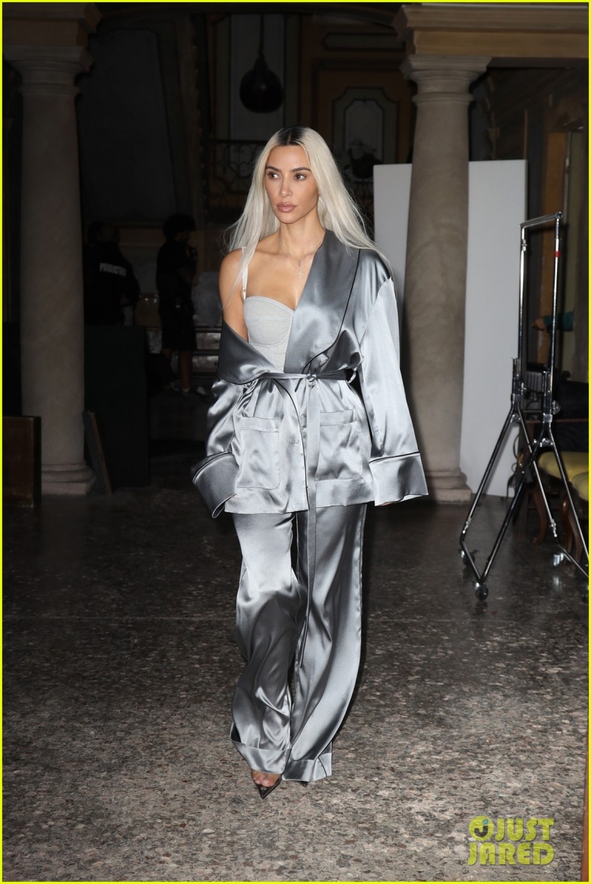 Kim Kardashian nhuộm tóc bạch kim, diện mốt khoe nội y nóng bỏng ra phố-1