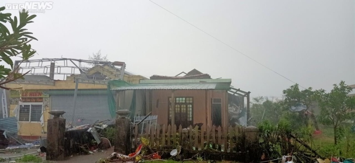 Ảnh: Siêu bão Noru chưa đổ bộ, hơn trăm nhà tan nát sau lốc xoáy-3