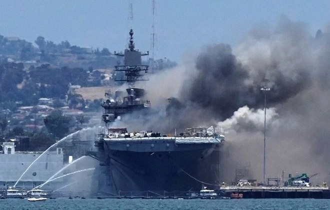 Thủy thủ Mỹ trắng án vụ chiến hạm 1,2 tỷ USD cháy thành sắt vụn-1
