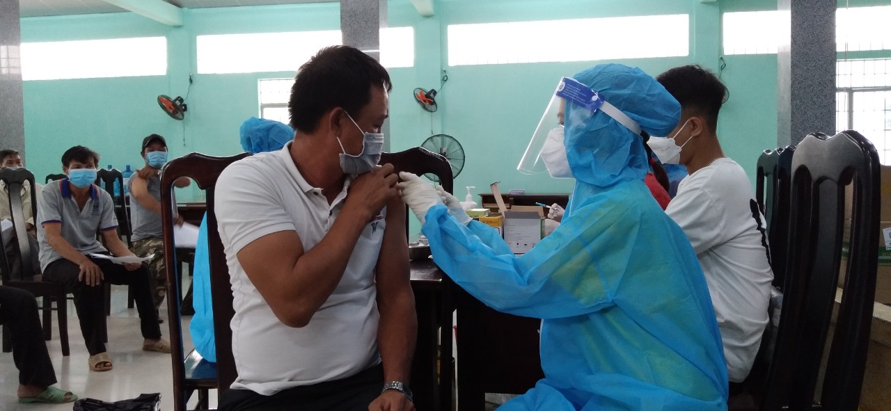 Khánh Hòa: Khẩn trương tiêm vaccine COVID-19, quyết không để tồn đọng-2