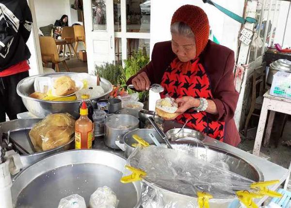 Gánh xôi “độc nhất vô nhị” hơn 30 năm ở Đà Lạt vẫn đông khách, 4 tiếng bán hết veo-1