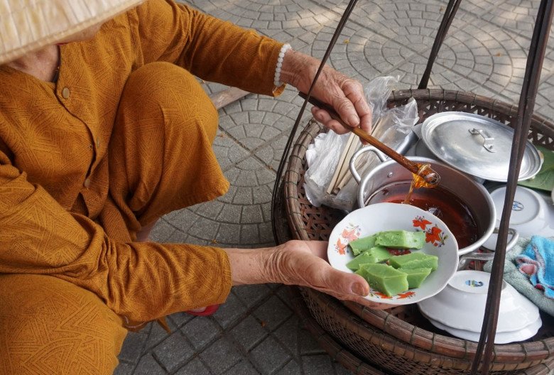 Gánh bánh đúc lá bồng bồng duy nhất còn sót lại ở Huế, chỉ bán vài tháng trong năm mà ai cũng nhớ mong-2