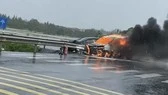 Quảng Bình: Sau va chạm, một ô tô cháy trơ khung giữa trời mưa-cover-img