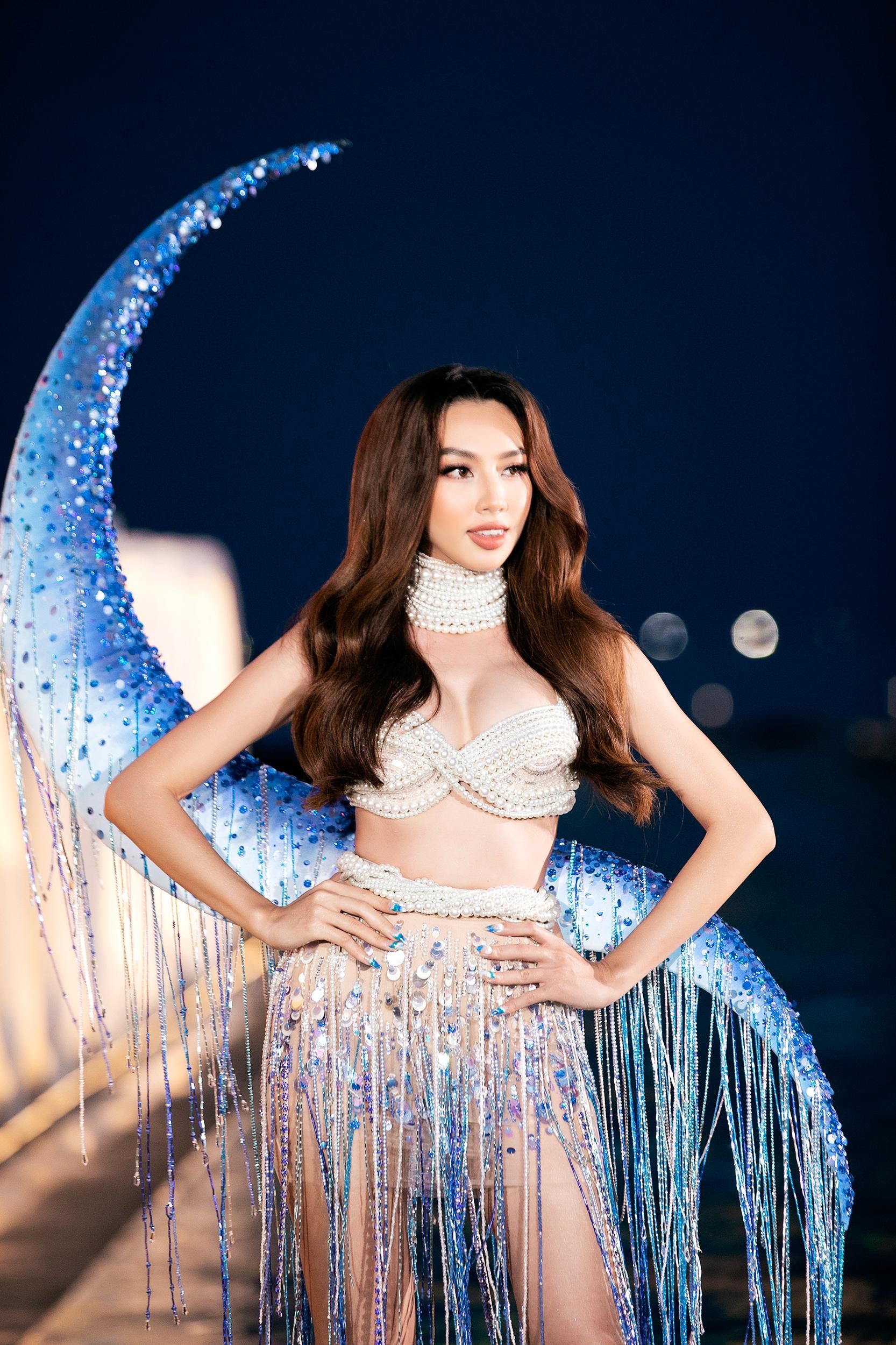Hoa hậu Thuỳ Tiên hoá "nữ thần biển cả" nóng bỏng, sánh vai Lương Thuỳ Linh làm vedette-4