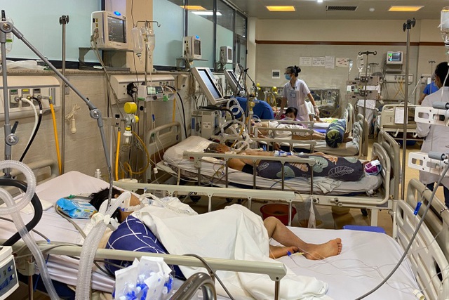 Nắng nóng 40 độ C, nhiều người Hà Nội phải nhập viện cấp cứu, thở máy-1