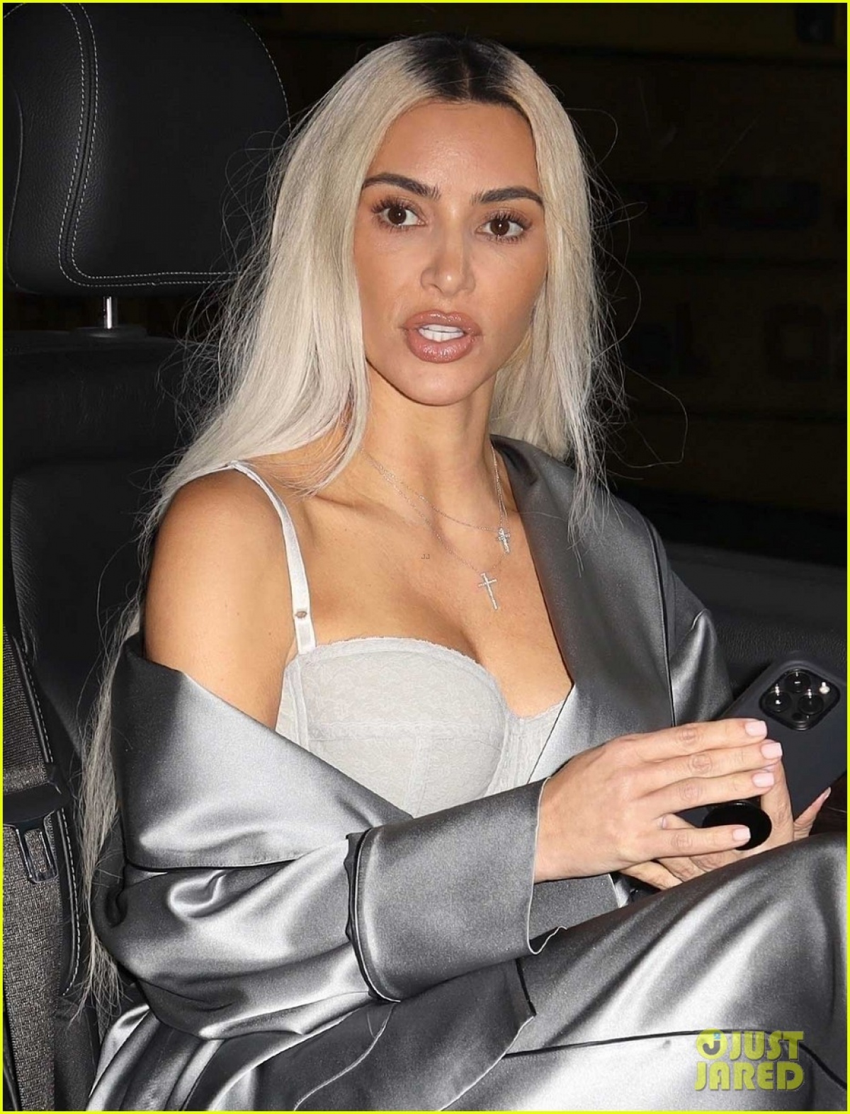 Kim Kardashian nhuộm tóc bạch kim, diện mốt khoe nội y nóng bỏng ra phố-2