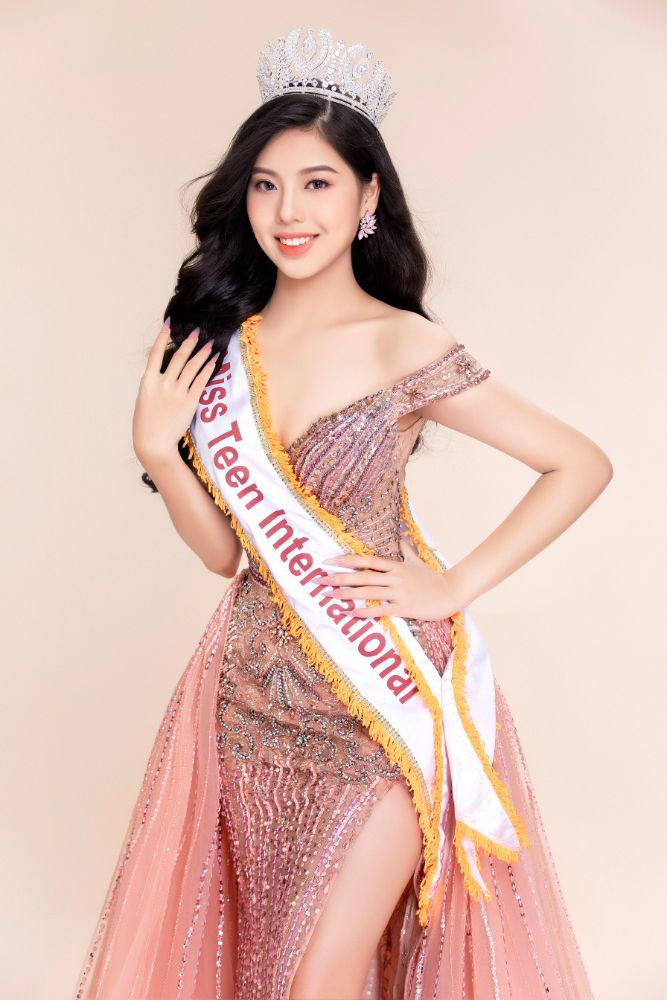 Ngô Ngọc Gia Hân diện trang phục dạ hội của NTK Brian Võ đến Miss Teen International-4