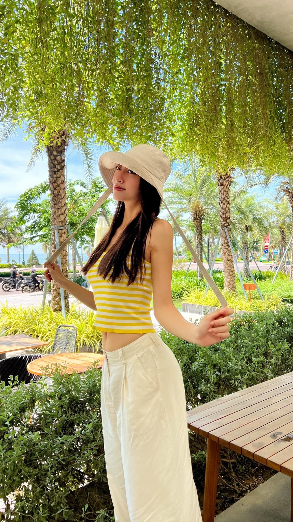 Hoa hậu Diễm Hương khoe dáng sexy với bikini, Á hậu Hoàng My diện mốt không nội y nóng bỏng-5