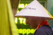 Marco Reus cùng các cầu thủ Borussia Dortmund thích thú với chiếc nón lá khi đến Việt Nam-cover-img