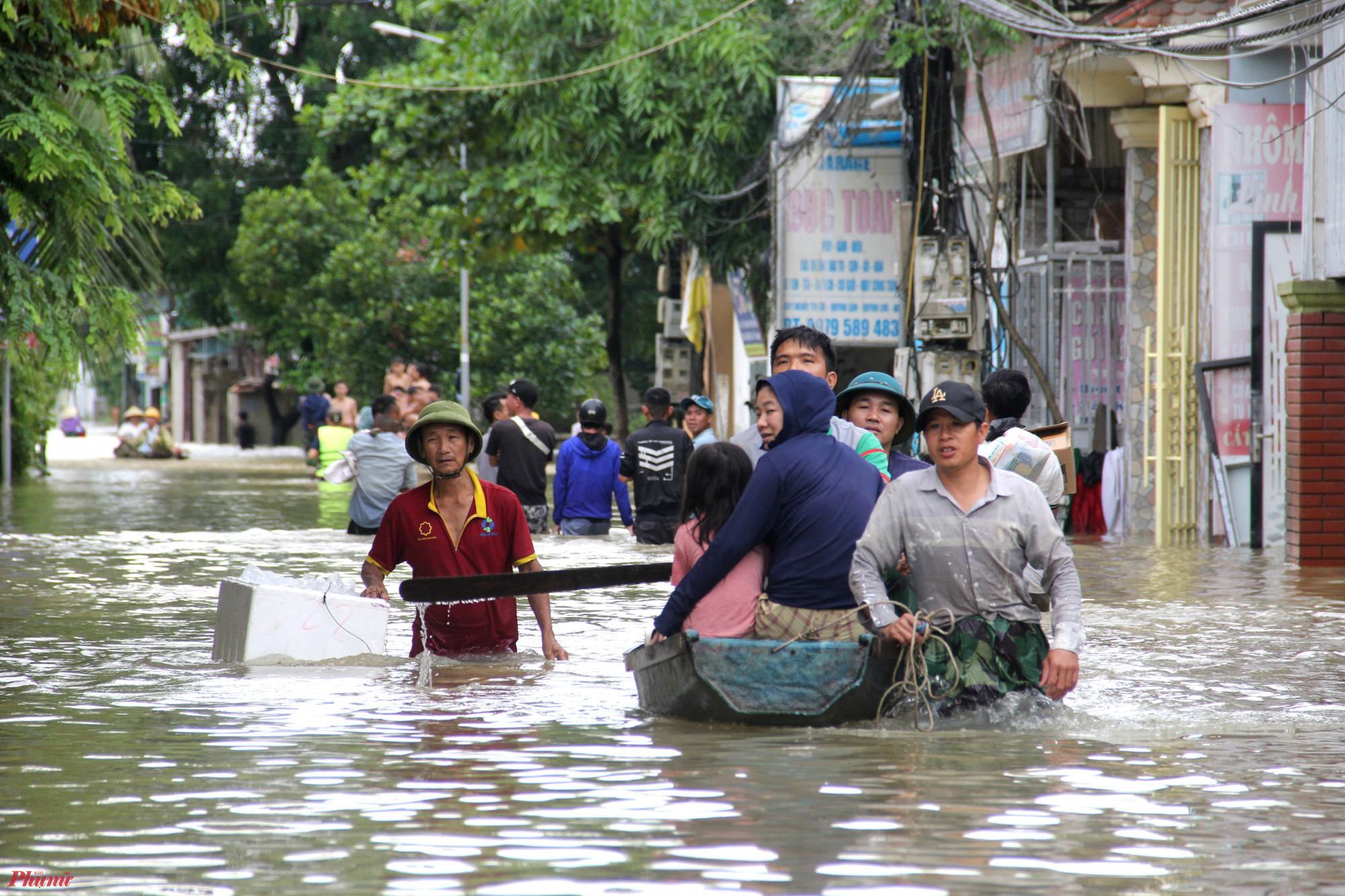Hàng loạt thủy điện xả lũ, người dân hạ du Nghệ An vội vã chạy lũ-4