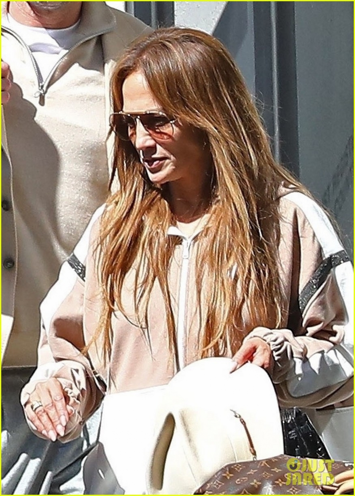 Vợ chồng Jennifer Lopez giản dị trở về Los Angeles sau chuyến trăng mật ở Ý-4